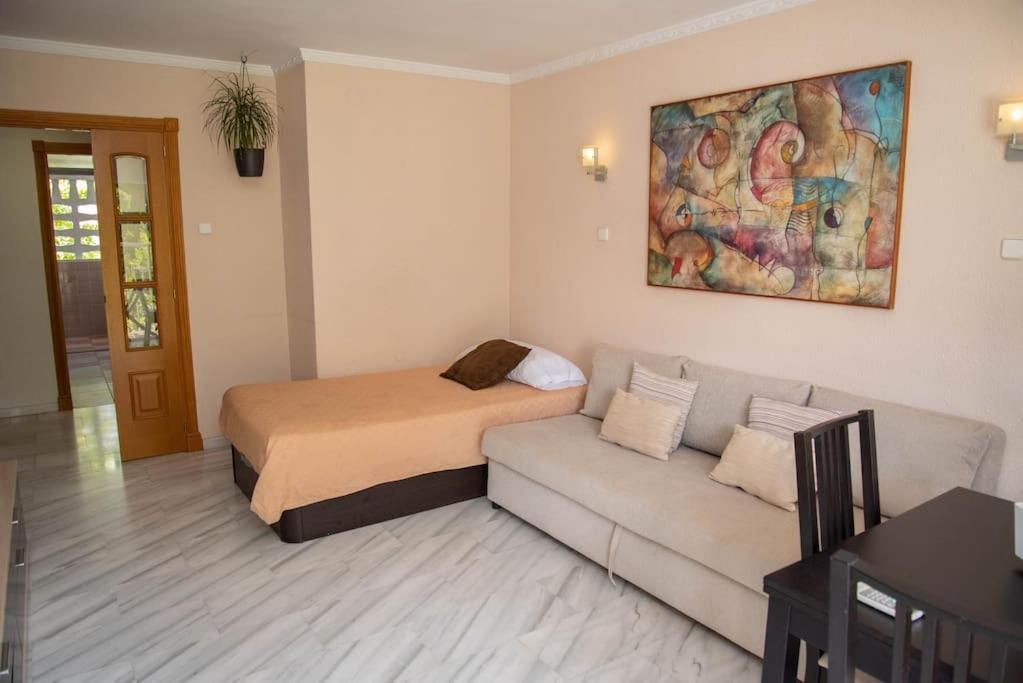 Piso Con Jardin Apartment Malaga Exterior photo